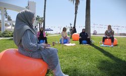 Mersin'de anneler ve anne adayları sahilde egzersiz yaptı