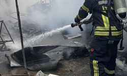 Mersin'de ikinci el eşyaların bulunduğu depoda çıkan yangın söndürüldü