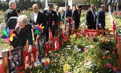 Aziz Şehitler ve Hayatını Kaybeden Öğrenciler Kabri Başında Dualarla Anıldı