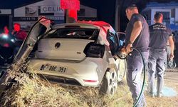 Antalya'da aydınlatma direğine çarpan otomobilin sürücüsü öldü