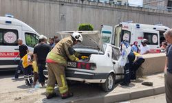 Hatay'da bariyere çarpan otomobildeki 3 kişi yaralandı