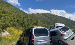 Isparta'da iki otomobilin çarpıştığı kazada 1 kişi öldü, 5 kişi yaralandı
