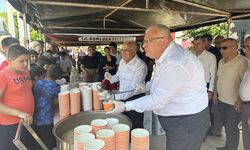 Kumluca Belediyesi vatandaşlara aşure ikramında bulundu