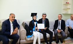 Malatya'da evde eğitim gören öğrenciye karnesi teslim edildi