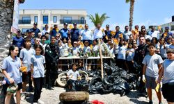 Mersin'in Silifke ilçesinde öğrenciler sahili temizledi