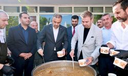 Başkan Toptaş önce aşure dağıttı, sonra vatandaşların sorularını yanıtladı