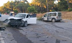 Antalya'da otomobil ile hafif ticari aracın çarpıştığı kazada 5 kişi yaralandı