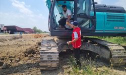 Kadirli ilçesinde sıcaktan etkilenen işçi ve sürücülere suyla limonata ikramı