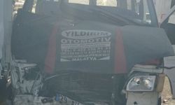 Malatya'da minibüs ile kamyonet çarpıştı, 6 kişi yaralandı