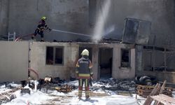 Mersin'de sebze ve meyve sevkiyatı yapan işletmede çıkan yangın söndürüldü