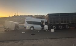 GÜNCELLEME - Malatya'da tarım işçilerini taşıyan minibüsün tıra çarpması sonucu 18 kişi yaralandı