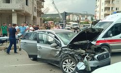 Adana'da çarpışan iki otomobildeki 4 kişi yaralandı