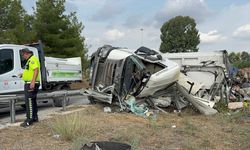 Adana'da devrilen atık yüklü tırın sürücüsü yaralandı