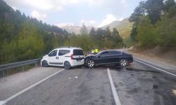 Adana'da hafif ticari araç ile otomobil çarpıştı, 3 kişi yaralandı