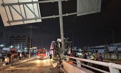 Adana'da yolcu otobüsünün tabela direğine çarpması sonucu 11 kişi yaralandı