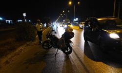 Antalya'da motosikletin çarptığı yaya ile sürücü yaralandı