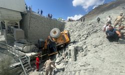 Hatay'da taş ocağı şantiyesinde devrilen iş makinesindeki işçi hayatını kaybetti
