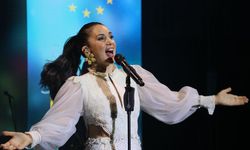 Karsu, Hatay'da AB'nin dayanışma konserinde sahne aldı