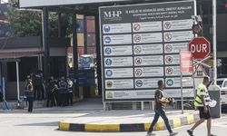 Mersin Uluslararası Limanı'nda iş makinesi konteynerin üzerine devrildi