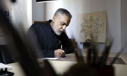 Öğrencilik döneminde ilgi duyduğu motifleri çeyrek asırdır nakşediyor
