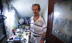 Tek kişilik dükkanında 57 yıldır saatlere ayar veriyor