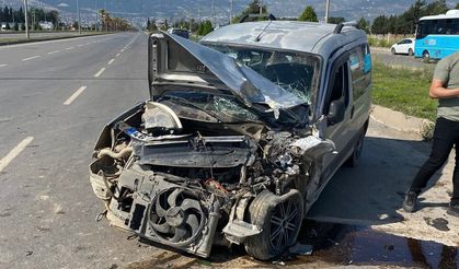 Kahramanmaraş’ta kamyonet ile hafif ticari araç çarpıştı: 3 yaralı