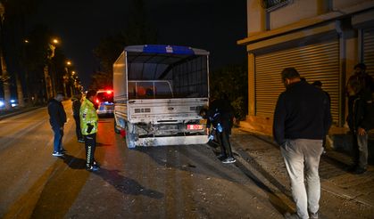 Adana'da kamyonete ve iş yerinin duvarına çarpan otomobildeki çocuk öldü