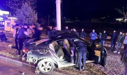 Malatya'da direğe çarpan otomobilin sürücüsü yaralandı