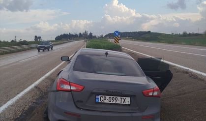 Adana'da refüje giren otomobildeki 2 kişi yaralandı