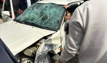 Osmaniye'de yol kenarındaki inşaat malzemelerine çarpan otomobildeki 3 kişi yaralandı