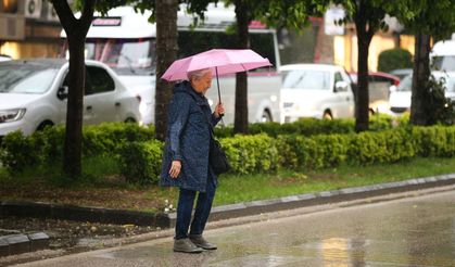 Adana'da sağanak hayatı olumsuz etkiledi