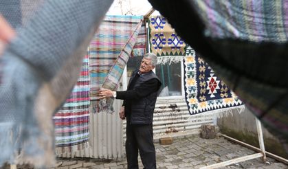 Atölyeye çevirdiği evinin garajında eşiyle atık kumaşları kilime dönüştürüyor