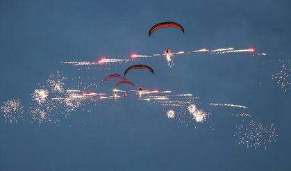 Antalya'da paramotor havai fişek gösterisi ve fener alayı düzenlendi