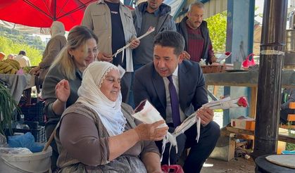 Feke Belediye Başkanı Cömert Özen, pazarda kadınlarla çiçek verdi