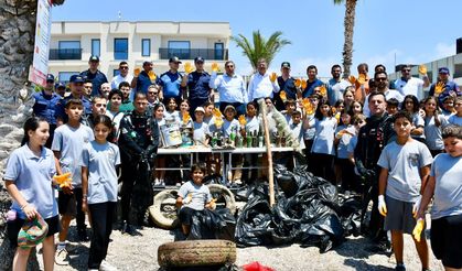 Mersin'in Silifke ilçesinde öğrenciler sahili temizledi