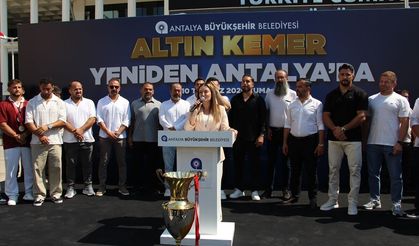 Antalya'nın pehlivanları törenle karşılandı