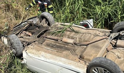 Burdur'da kanala devrilen otomobildeki 2 kişi yaralandı