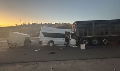 GÜNCELLEME - Malatya'da tarım işçilerini taşıyan minibüsün tıra çarpması sonucu 18 kişi yaralandı