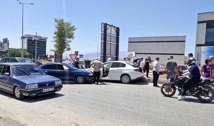 Kahramanmaraş’ta İki Otomobil Çarpıştı: Biri Çocuk 3 Yaralı