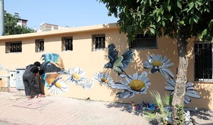 Akdeniz ilçesinde parkların duvarları renklendiriliyor