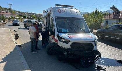 Antalya'da ambulans ile otomobilin çarpıştığı kazada 4 kişi yaralandı