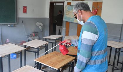 Osmaniye'de yükümlüler okullarda bakım ve onarım çalışması yapıyor