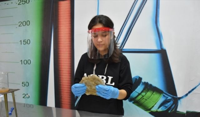 Adana'da lise öğrencisi, mantar atıklarından deri elde etti