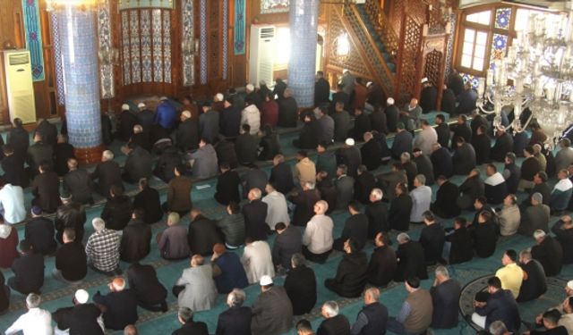 Adana, Mersin ve Hatay'daki camilerde ramazanın ilk cuma namazı kılındı