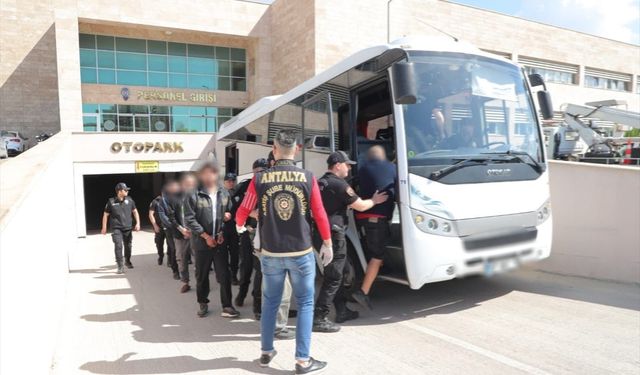 Antalya'da çeşitli suçlardan aranan 135 kişi yakalandı