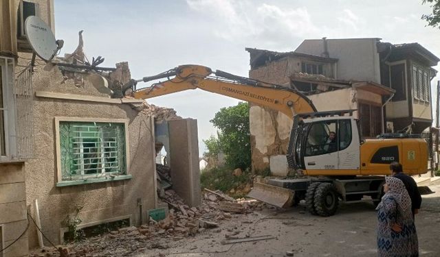 Osmangazi'de metruk binalar vatandaşın güvenliği için yıkılıyor