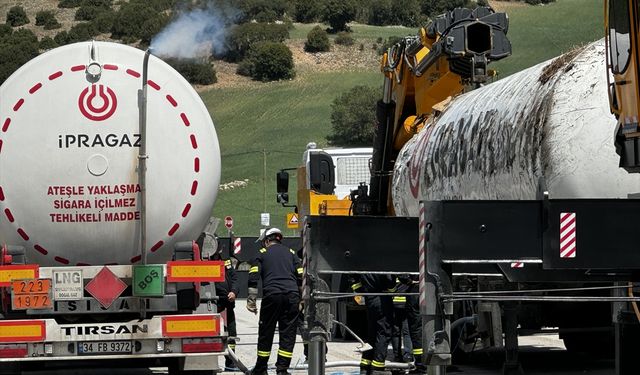 GÜNCELLEME 2 - Burdur'da devrilen LNG yüklü tanker yoldan kaldırıldı