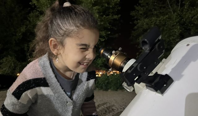 Kumluca'da öğrenciler, gökyüzünü teleskopla inceledi