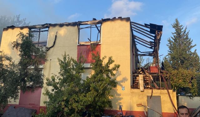 Antalya'nın Aksu ilçesinde 2 katlı evde çıkan yangın hasara neden oldu