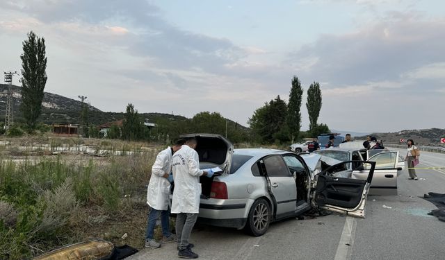 GÜNCELLEME - Burdur'da 2 otomobilin çarpıştığı kazada ölenlerin sayısı 2'ye yükseldi
